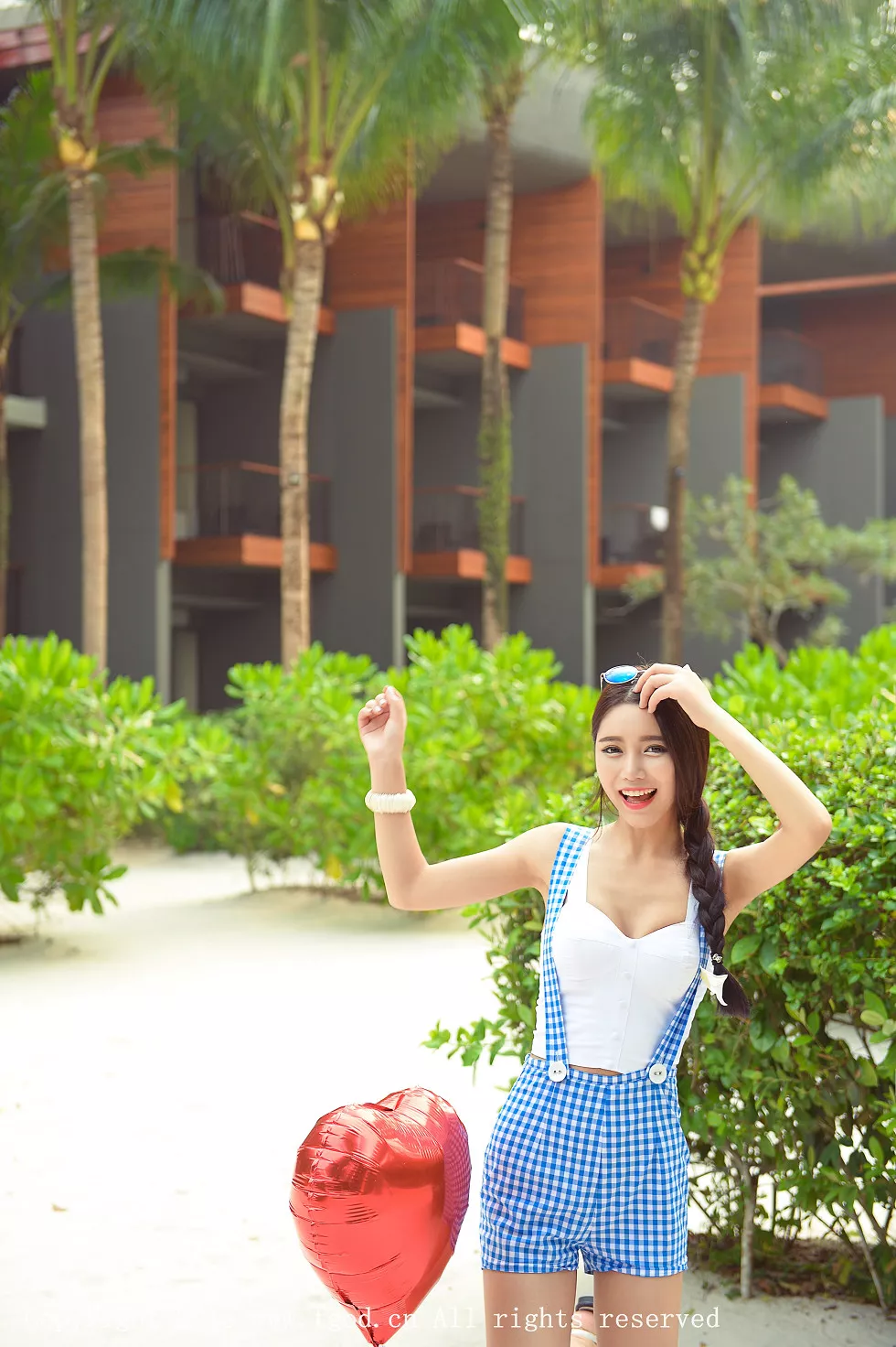 Xgyw.Org_[TGOD推女神]2015.11.23_普吉岛旅拍之徐妍馨Mandy第三刊背带短裤白嫩美腿写真46P