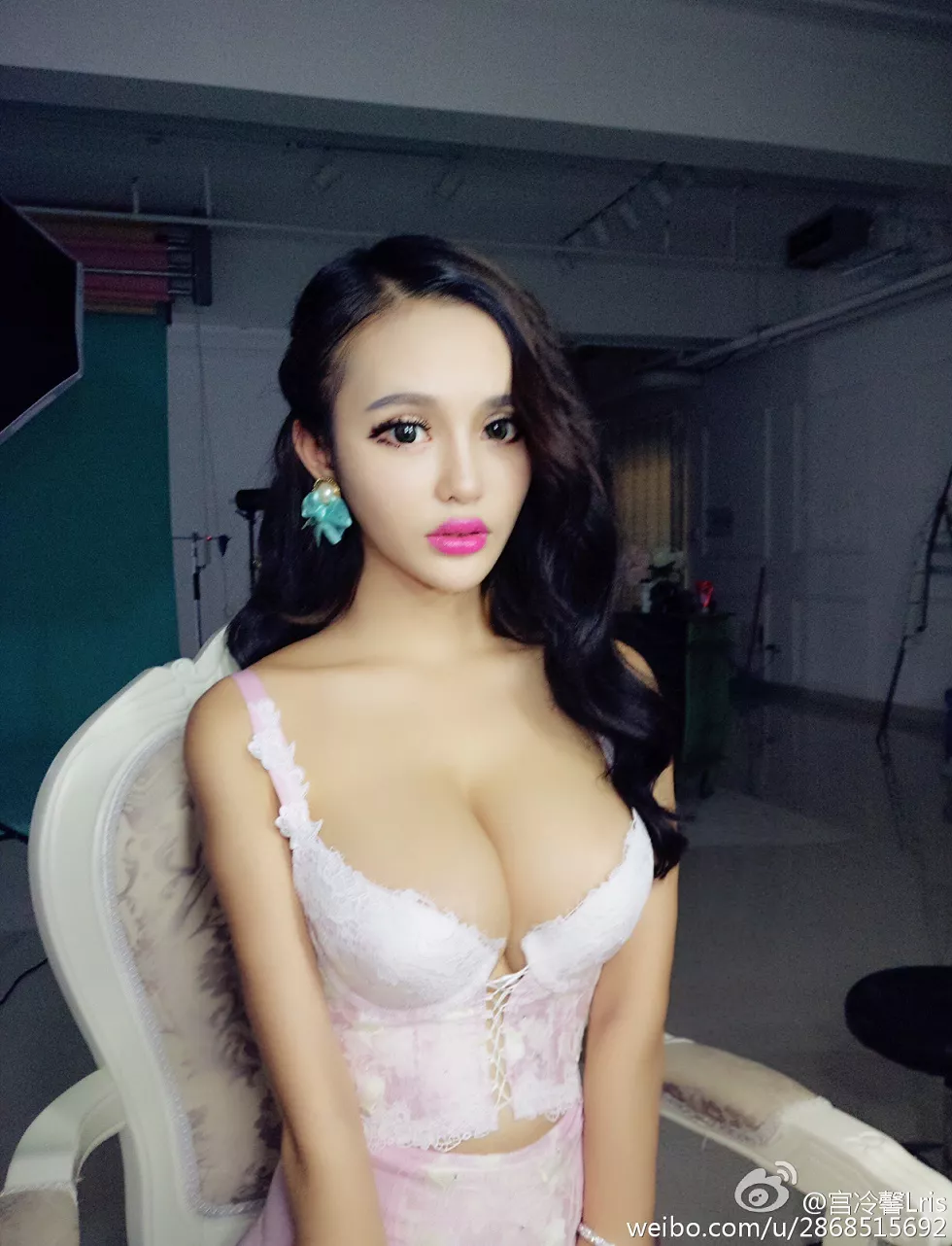 Xgyw.Org_网络红人宫冷馨Lris大尺度私房魔鬼曲线美乳翘臀撩人诱惑微博写真75P