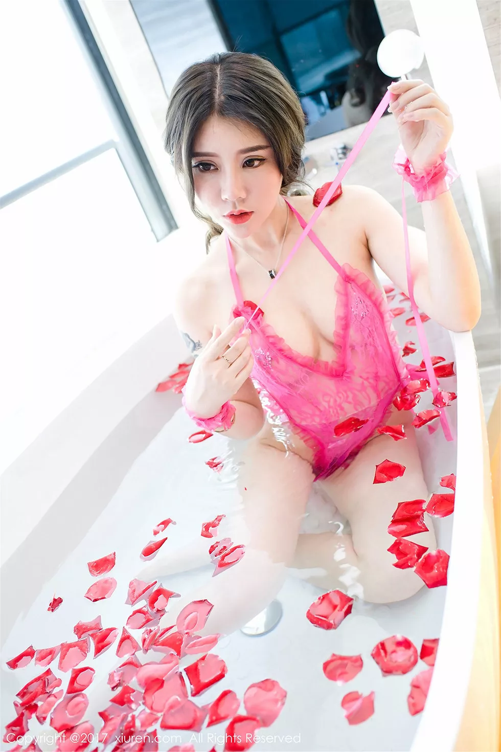 Xgyw.Org_XiuRen第777期_网红嫩模爱丽莎Lisa浴缸里红色蕾丝内衣秀豪乳湿身诱惑写真54P