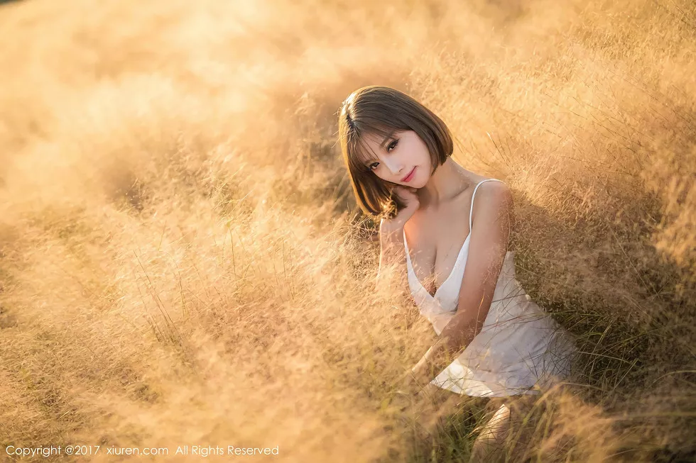 Xgyw.Org_XiuRen第847期_甜美女神杨晨晨户外花丛中白色蕾丝内衣秀完美身材写真50P