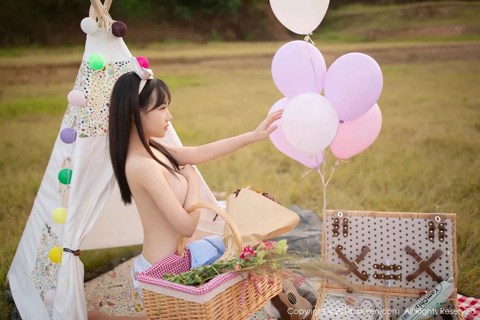 Xgyw.Org_XiuRen第1207期_嫩模徐微微mia户外性感女仆装半脱露美乳翘臀极致诱惑写真80P