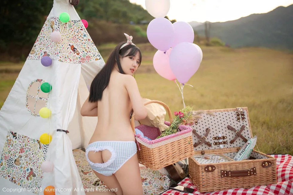 Xgyw.Org_XiuRen第1207期_嫩模徐微微mia户外性感女仆装半脱露美乳翘臀极致诱惑写真80P