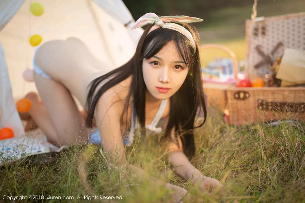 Xgyw.Org_XiuRen第1207期_嫩模徐微微mia户外性感女仆装半脱露美乳翘臀极致诱惑写真80P