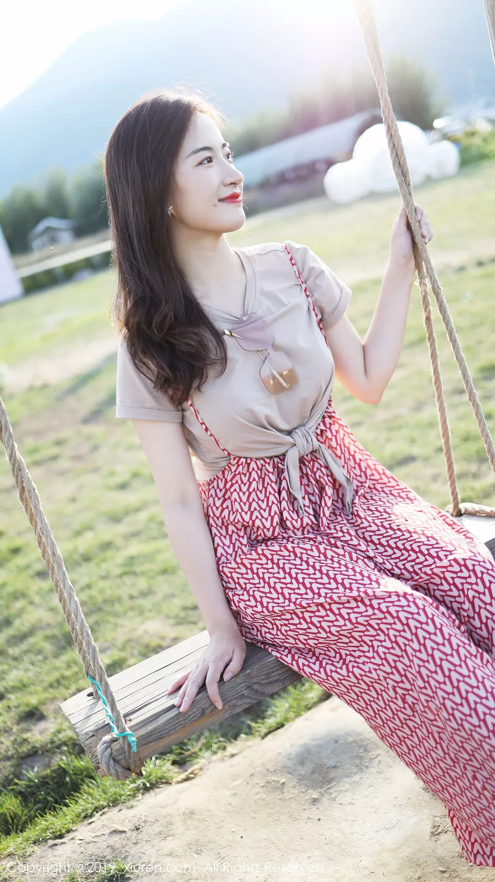 Xgyw.Org_XiuRen第1718期_嫩模艺儿拿铁室外帽子美少女清新甜美风靓丽迷人写真63P