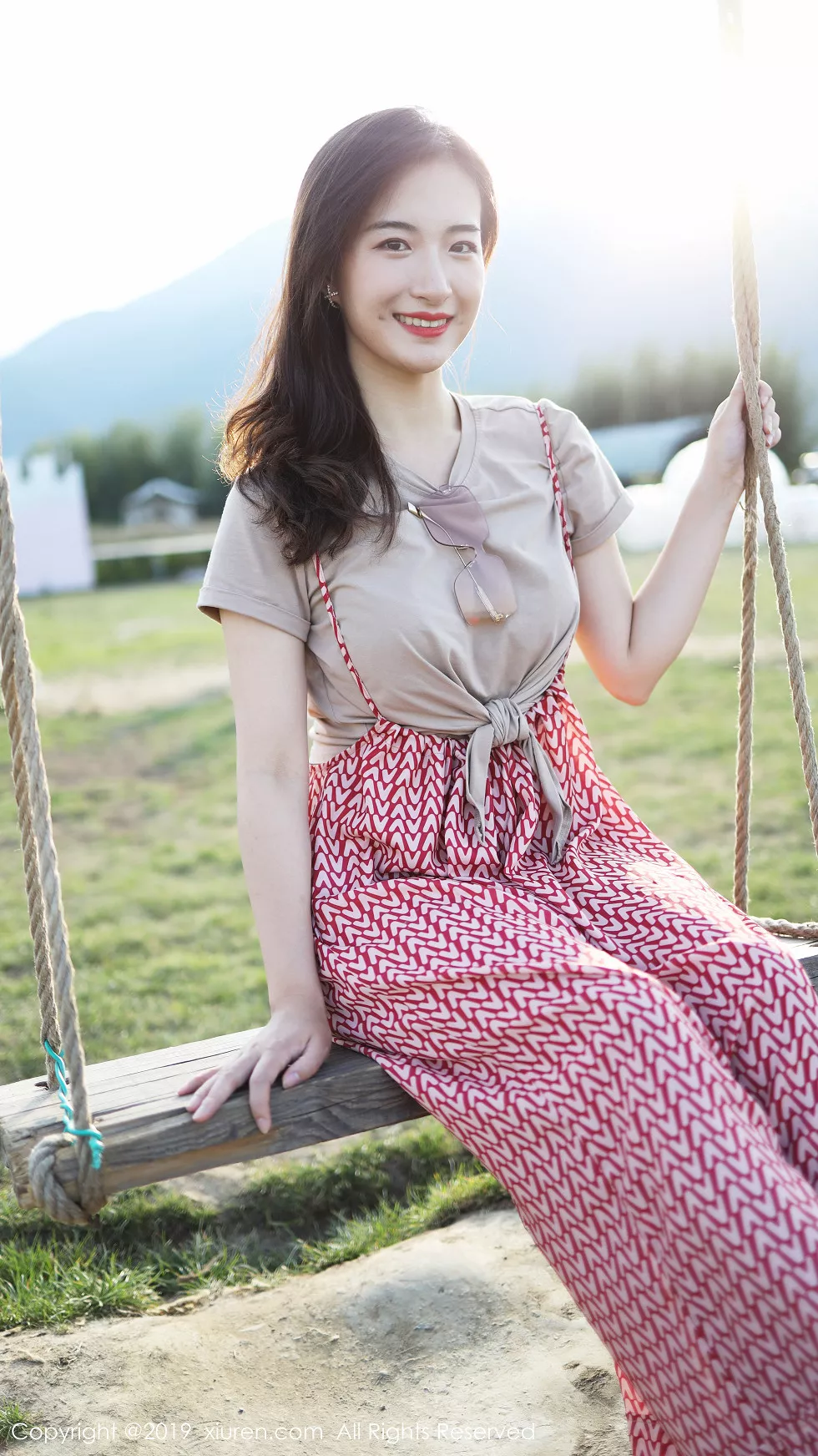 Xgyw.Org_XiuRen第1718期_嫩模艺儿拿铁室外帽子美少女清新甜美风靓丽迷人写真63P