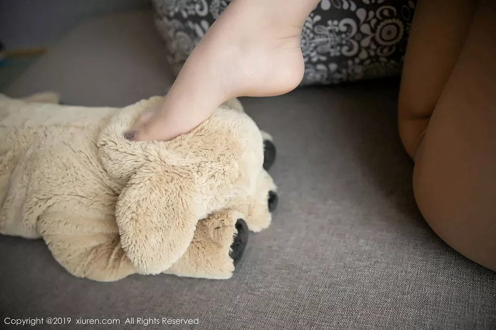 Xgyw.Org_XiuRen第1742期_女神芝芝Booty私房粉色短裙半脱露无内肉丝裤袜秀翘臀诱惑写真87P