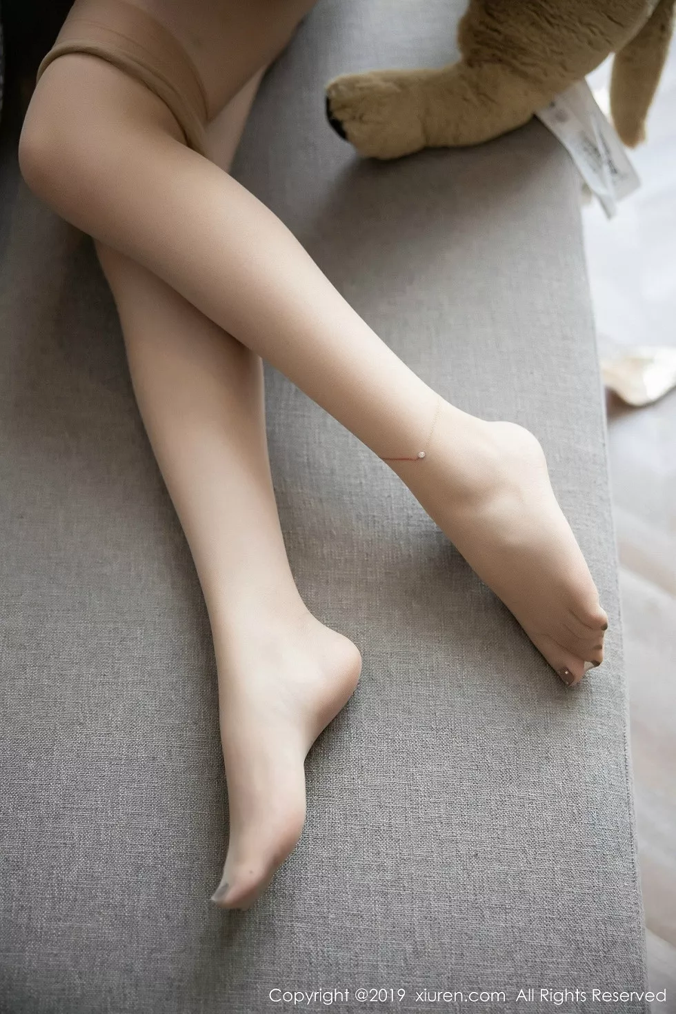 Xgyw.Org_XiuRen第1742期_女神芝芝Booty私房粉色短裙半脱露无内肉丝裤袜秀翘臀诱惑写真87P