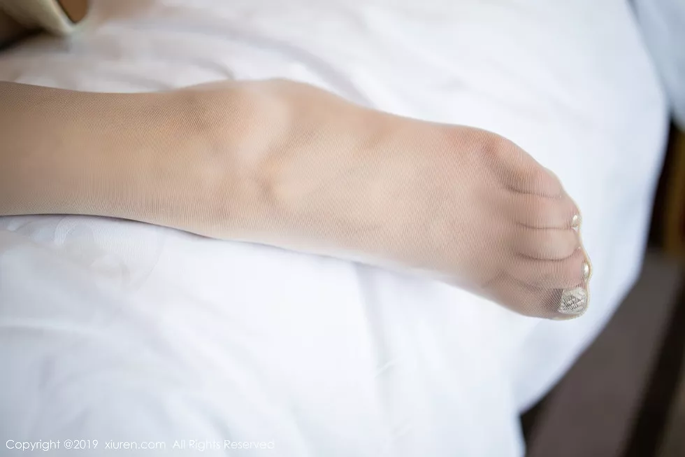 Xgyw.Org_XiuRen第1695期_女神杨晨晨sugar私房白色连身裙床上无内肉丝裤袜撩人诱惑写真91P