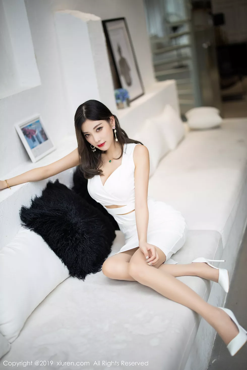 Xgyw.Org_XiuRen第1695期_女神杨晨晨sugar私房白色连身裙床上无内肉丝裤袜撩人诱惑写真91P