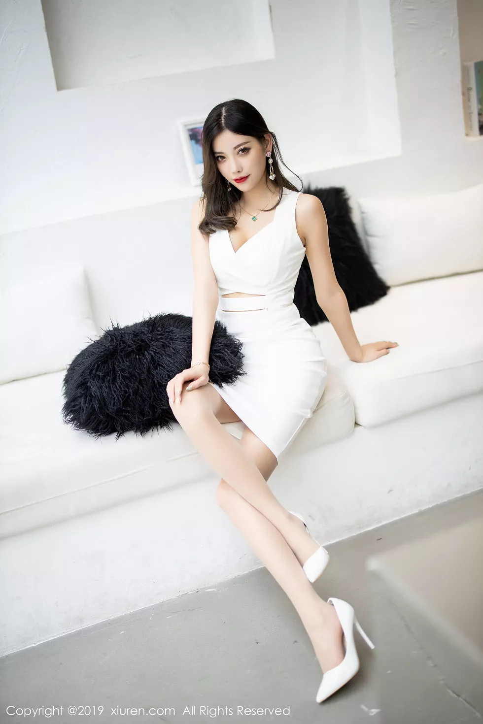 Xgyw.Org_XiuRen第1695期_女神杨晨晨sugar私房白色连身裙床上无内肉丝裤袜撩人诱惑写真91P