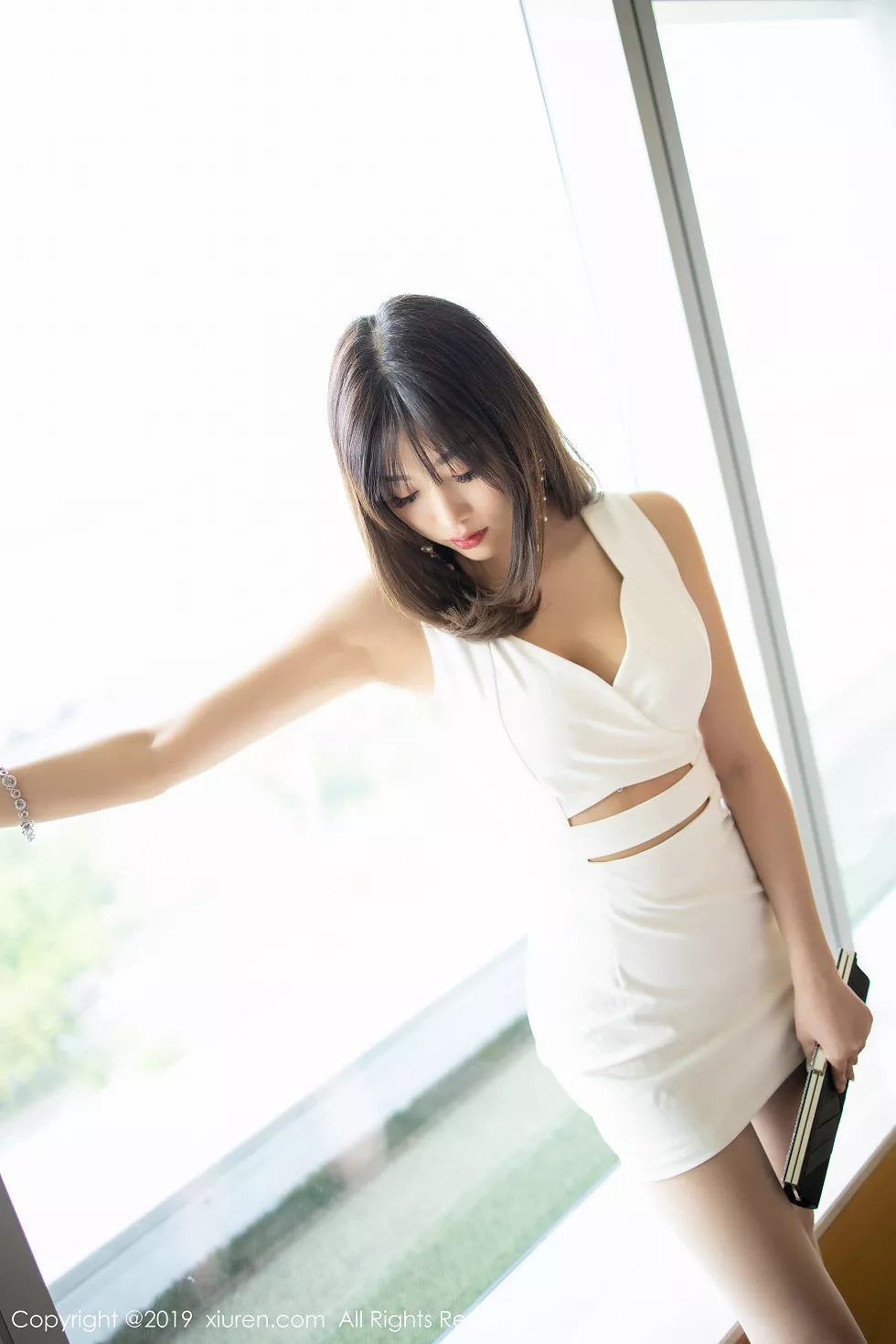 Xgyw.Org_XiuRen第1695期_女神杨晨晨sugar私房白色连身裙床上无内肉丝裤袜撩人诱惑写真91P