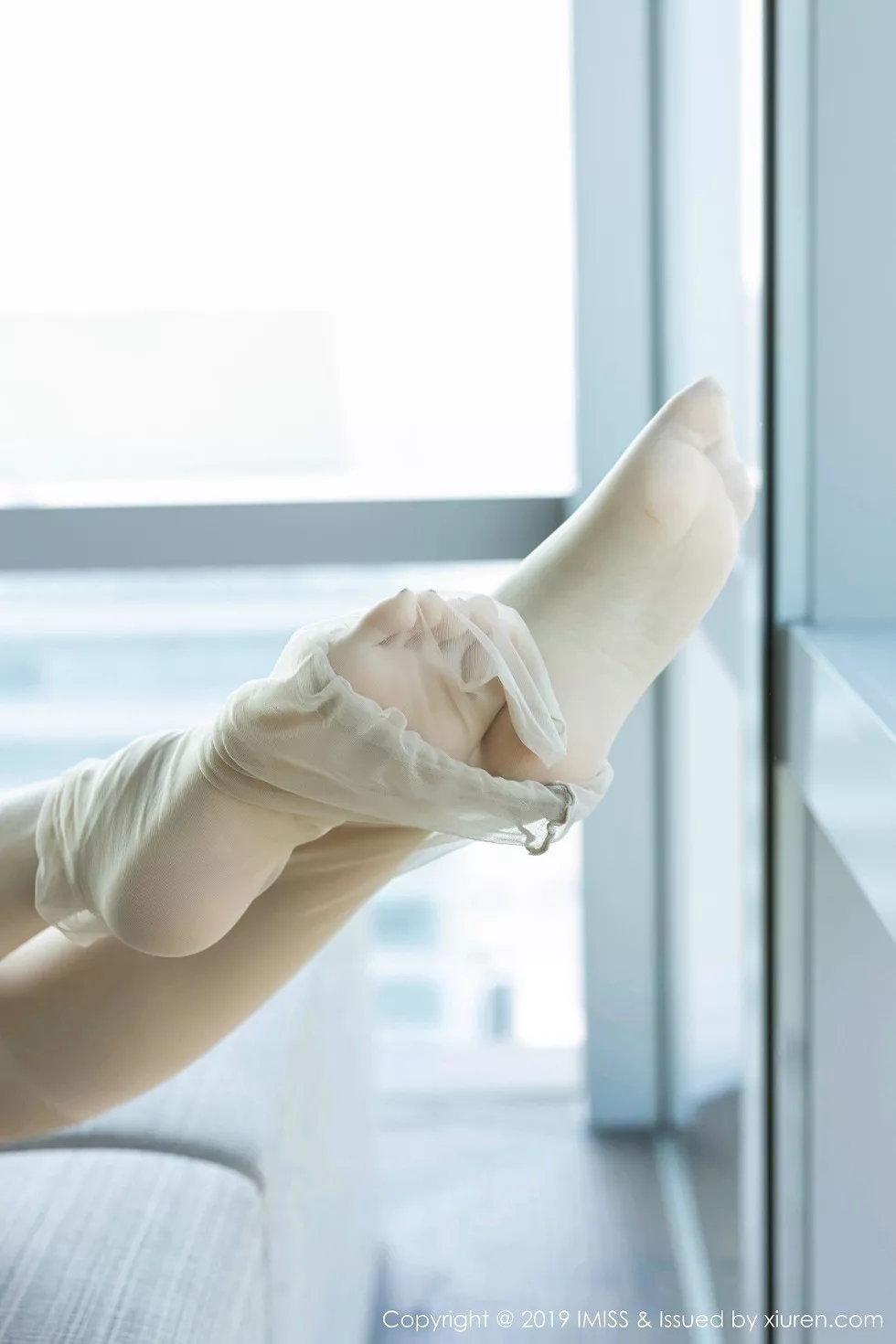 Xgyw.Org_[IMISS爱蜜社]Vol.400_女神芝芝Booty私房典雅吊裙半脱露白嫩翘臀美腿诱惑写真49P