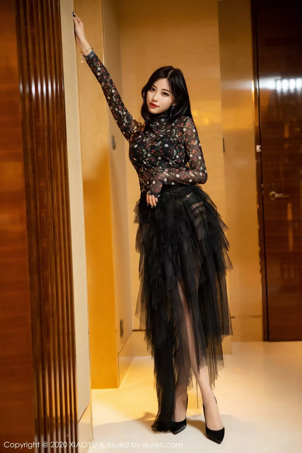 Xgyw.Org_[XiaoYu画语界]Vol.289_女神杨晨晨澳门旅拍华丽黑色吊裙透视秀完美身材诱惑写真86P