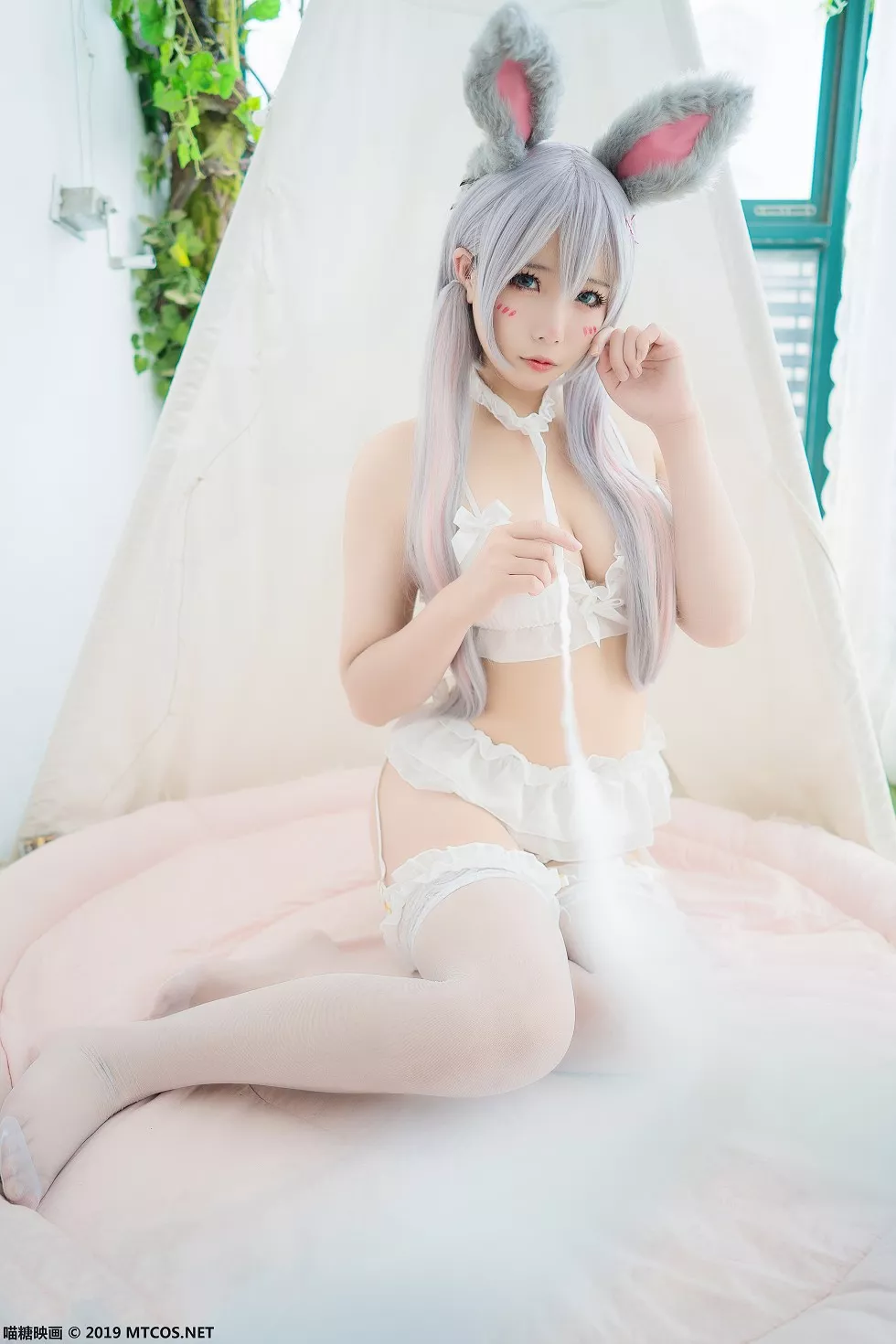 Xgyw.Org_[喵糖映画]Vol.055_性感白色内衣兔女郎配白色吊带蕾丝袜秀完美身材诱惑写真44P