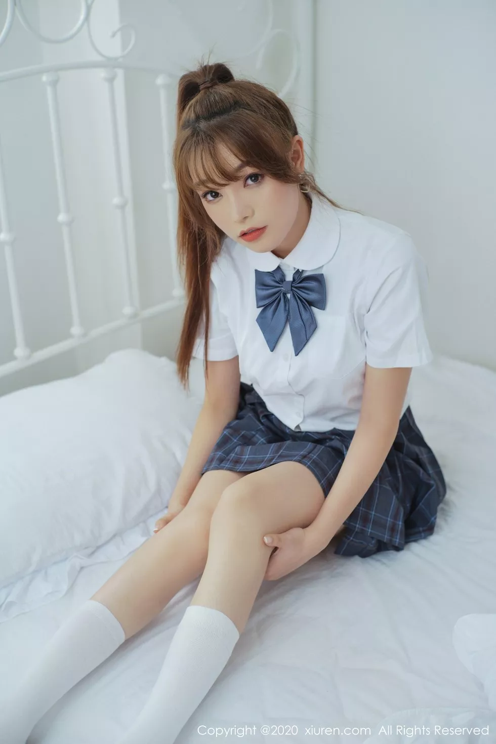 Xgyw.Org_XiuRen第2502期_女神芝芝Booty私房JK制服主题+粉色蕾丝内衣露惹火身材诱惑写真43P