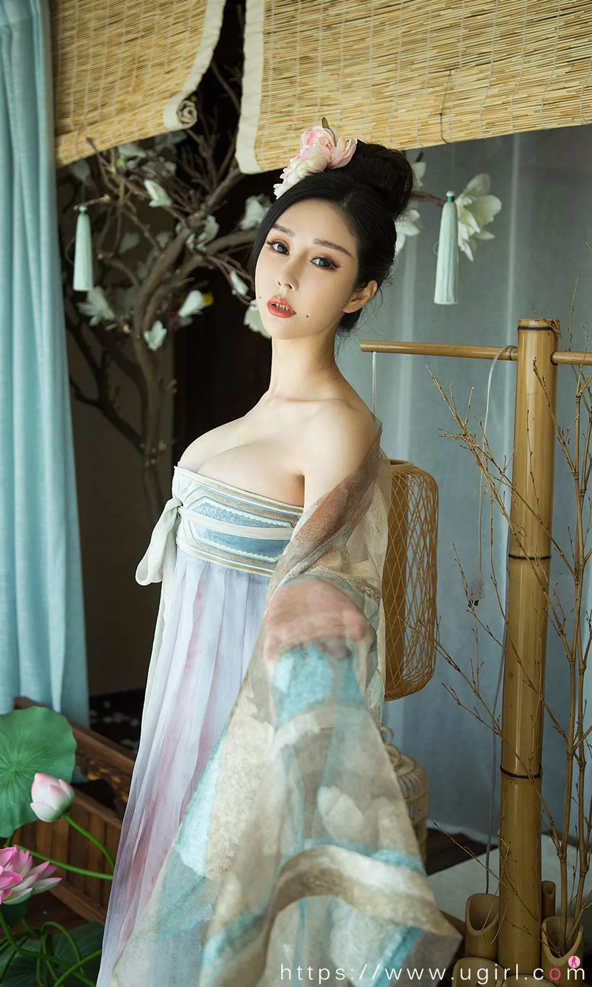 Xgyw.Org_[Ugirls爱尤物]No.1924_嫩模田冰冰满月情人主题私房古韵连身裙秀完美身材诱惑写真35P