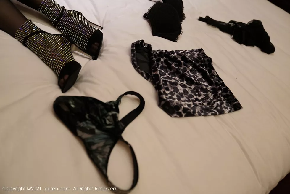 Xgyw.Org_XiuRen第3067期_性感御姐果儿Victoria江浙沪旅拍床上魅惑吊带黑丝撩人诱惑写真52P