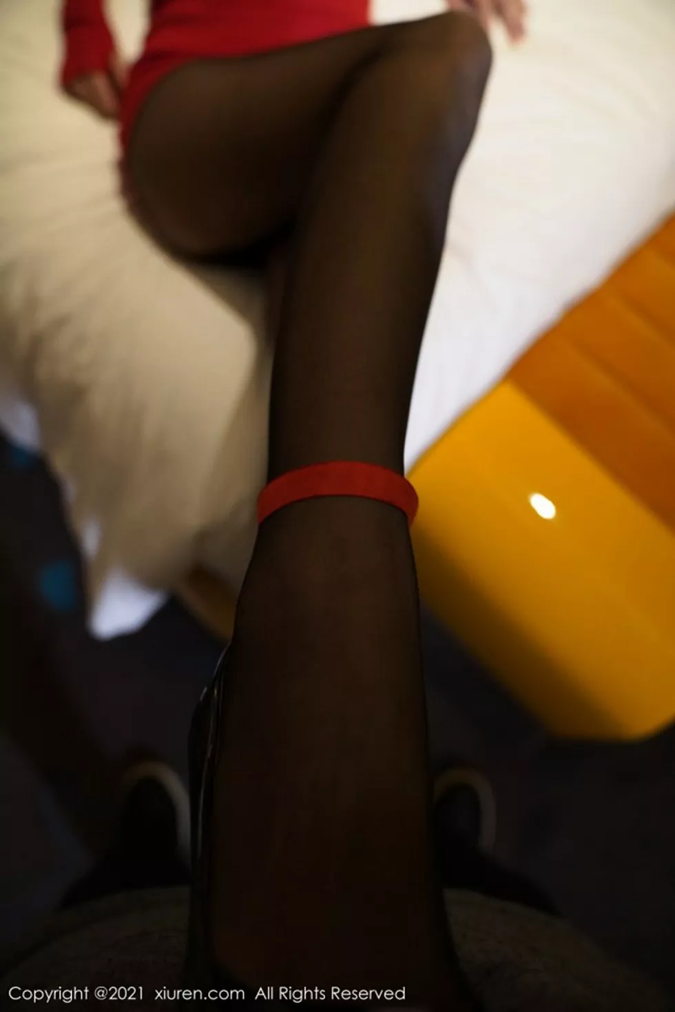 Xgyw.Org_XiuRen第3113期_嫩模葛征江浙沪旅拍鲜艳红色吊裙配黑丝裤袜秀苗条身材诱惑写真52P