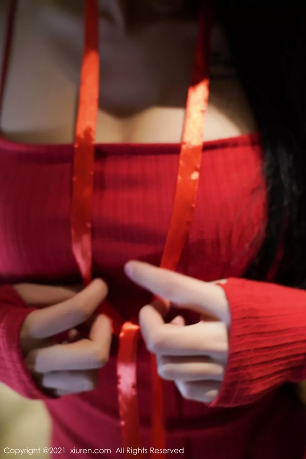 Xgyw.Org_XiuRen第3113期_嫩模葛征江浙沪旅拍鲜艳红色吊裙配黑丝裤袜秀苗条身材诱惑写真52P