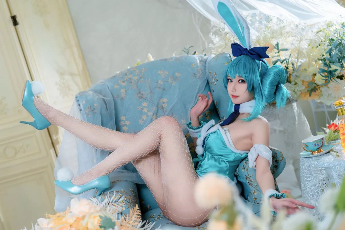 Xgyw.Org_动漫博主阿包也是兔娘白兔miku主题低胸服饰配白丝网袜秀豪乳翘臀诱惑写真28P