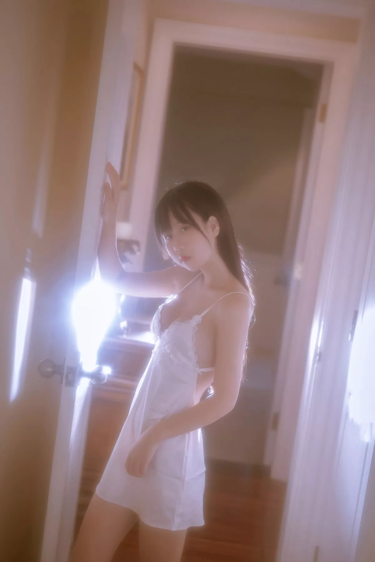 Xgyw.Org_阳光美少女萌芽儿o0居家私房主题白色低胸吊带睡裙秀丰满身材完美诱惑写真43P