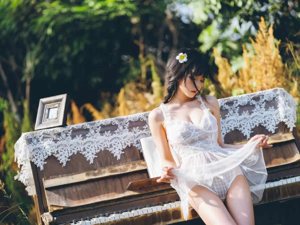 Xgyw.Org_性感尤物清水由乃田园小清新主题户外薄透白纱服饰秀火辣身材撩人诱惑写真65P