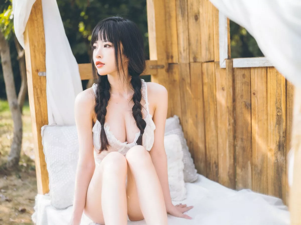Xgyw.Org_性感尤物清水由乃田园小清新主题户外薄透白纱服饰秀火辣身材撩人诱惑写真65P
