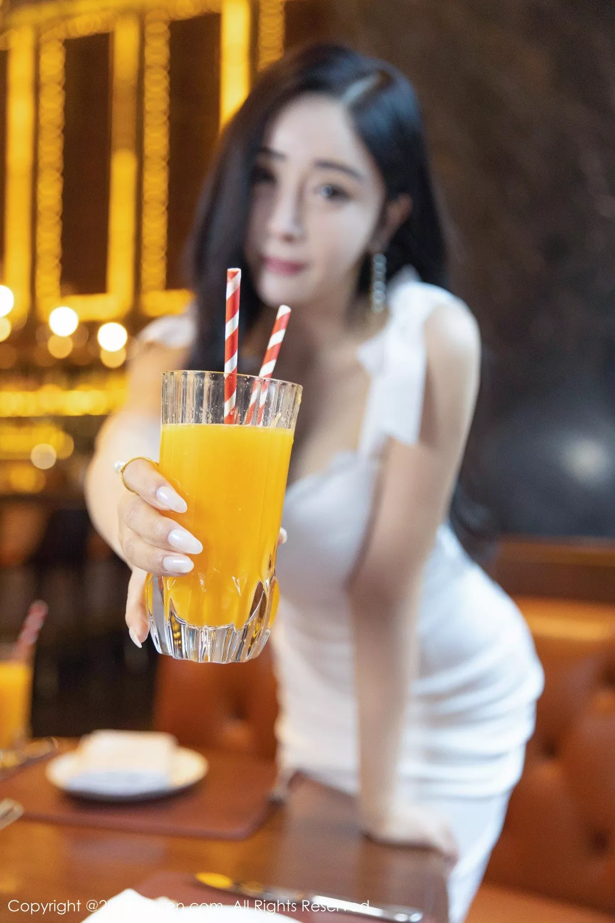 Xgyw.Org_XiuRen第4155期_模特允爾成都旅拍私房浴室脱白色长裙露丰满身材撩人诱惑写真66P