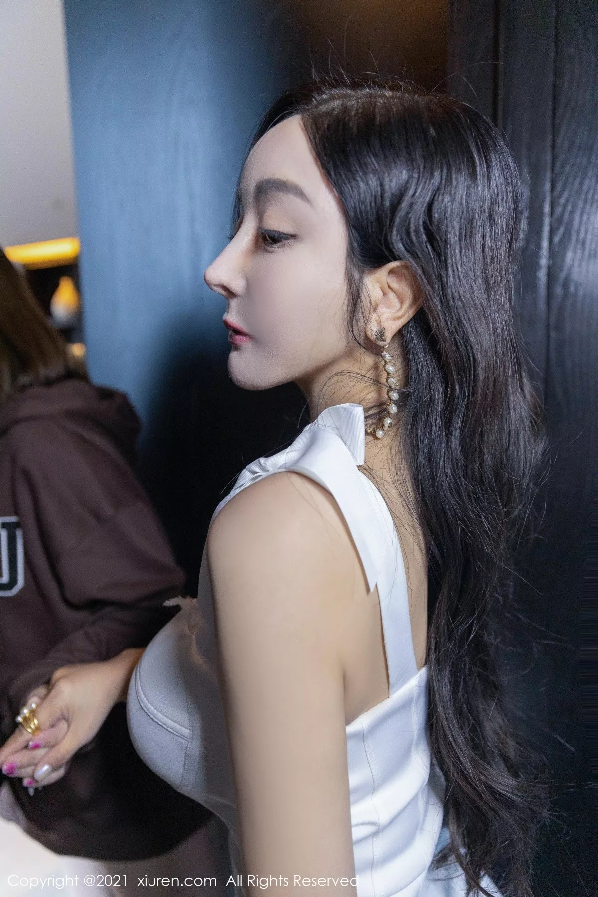 Xgyw.Org_XiuRen第4155期_模特允爾成都旅拍私房浴室脱白色长裙露丰满身材撩人诱惑写真66P