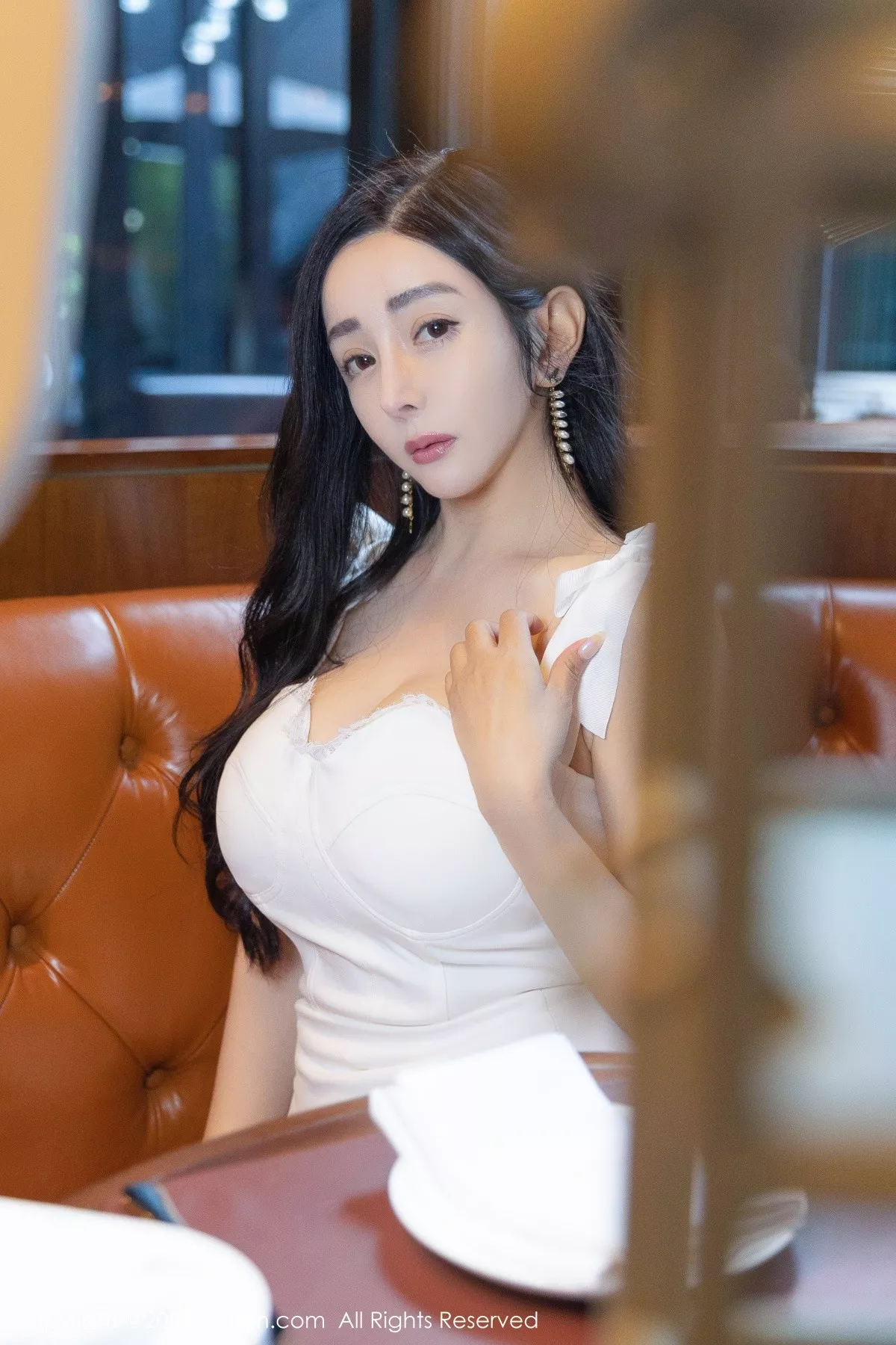 Xgyw.Org_XiuRen第4155期_模特允爾成都旅拍私房浴室脱白色长裙露丰满身材撩人诱惑写真66P