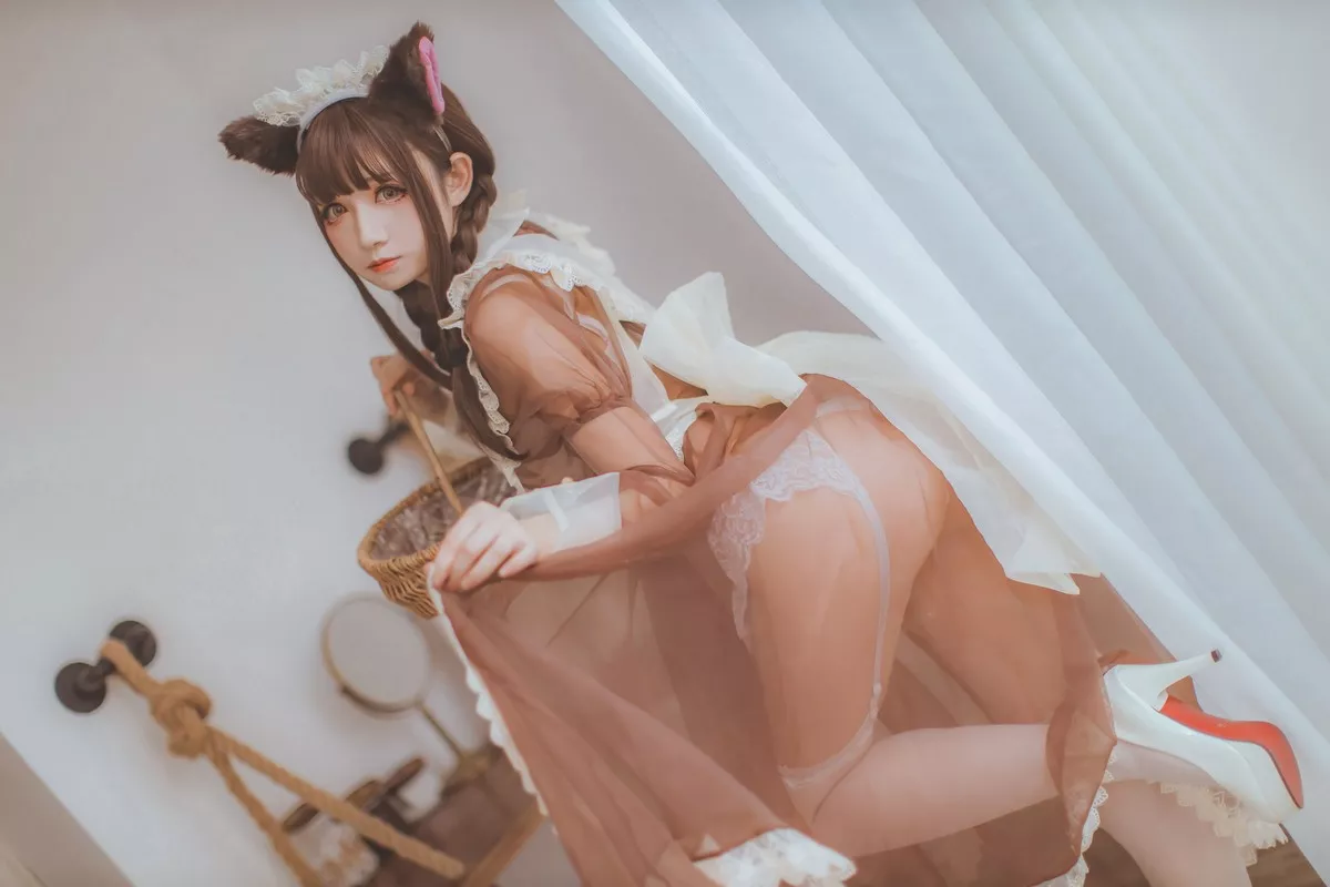 Xgyw.Org_网络美女Coser衣衣透明女仆主题私房透视连身裙配蕾丝吊袜秀翘臀诱惑写真31P