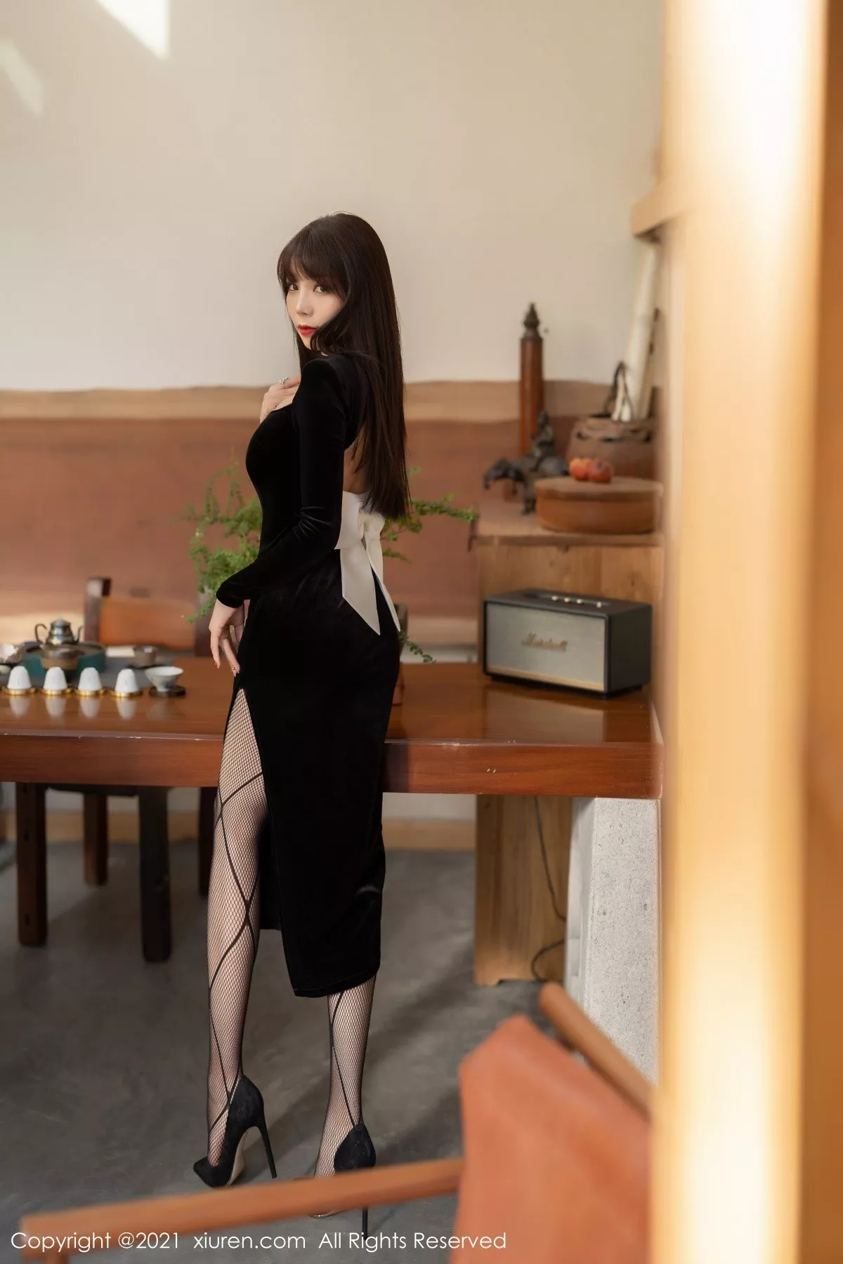 Xgyw.Org_XiuRen第4322期_女神芝芝Booty黑色典雅服饰配黑丝网袜半脱露性感内衣诱惑写真86P