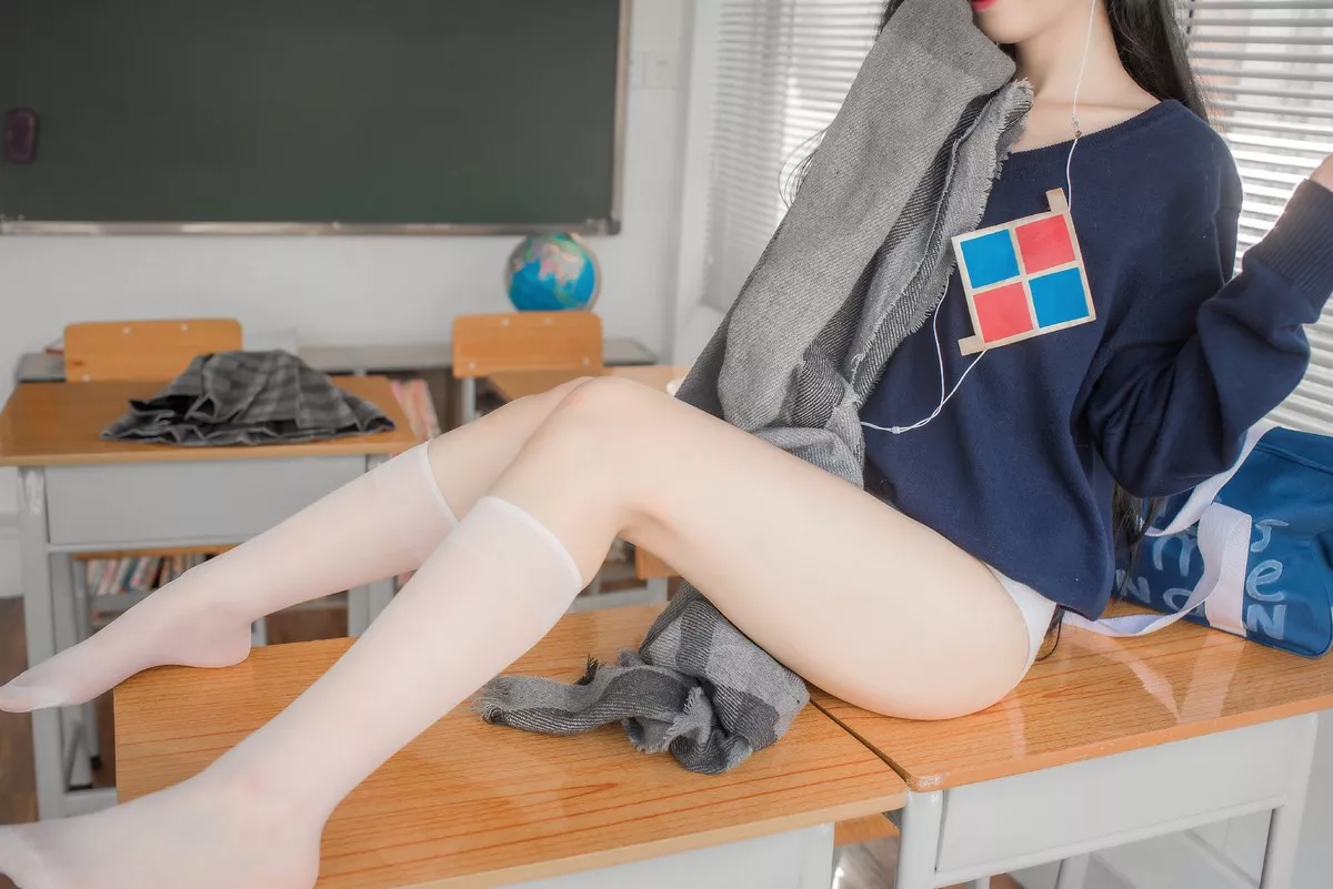 Xgyw.Org_动漫博主izumi泉桃子纯白毕业季主题教室里灰色百褶裙配白丝袜秀美腿诱惑写真40P