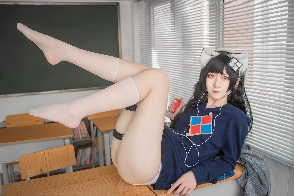 Xgyw.Org_动漫博主izumi泉桃子纯白毕业季主题教室里灰色百褶裙配白丝袜秀美腿诱惑写真40P