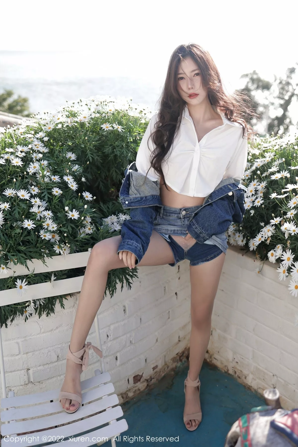 Xgyw.Org_XiuRen第5013期_模特尹甜甜大理旅拍户外性感白T配牛仔短裤秀完美身材诱惑写真59P