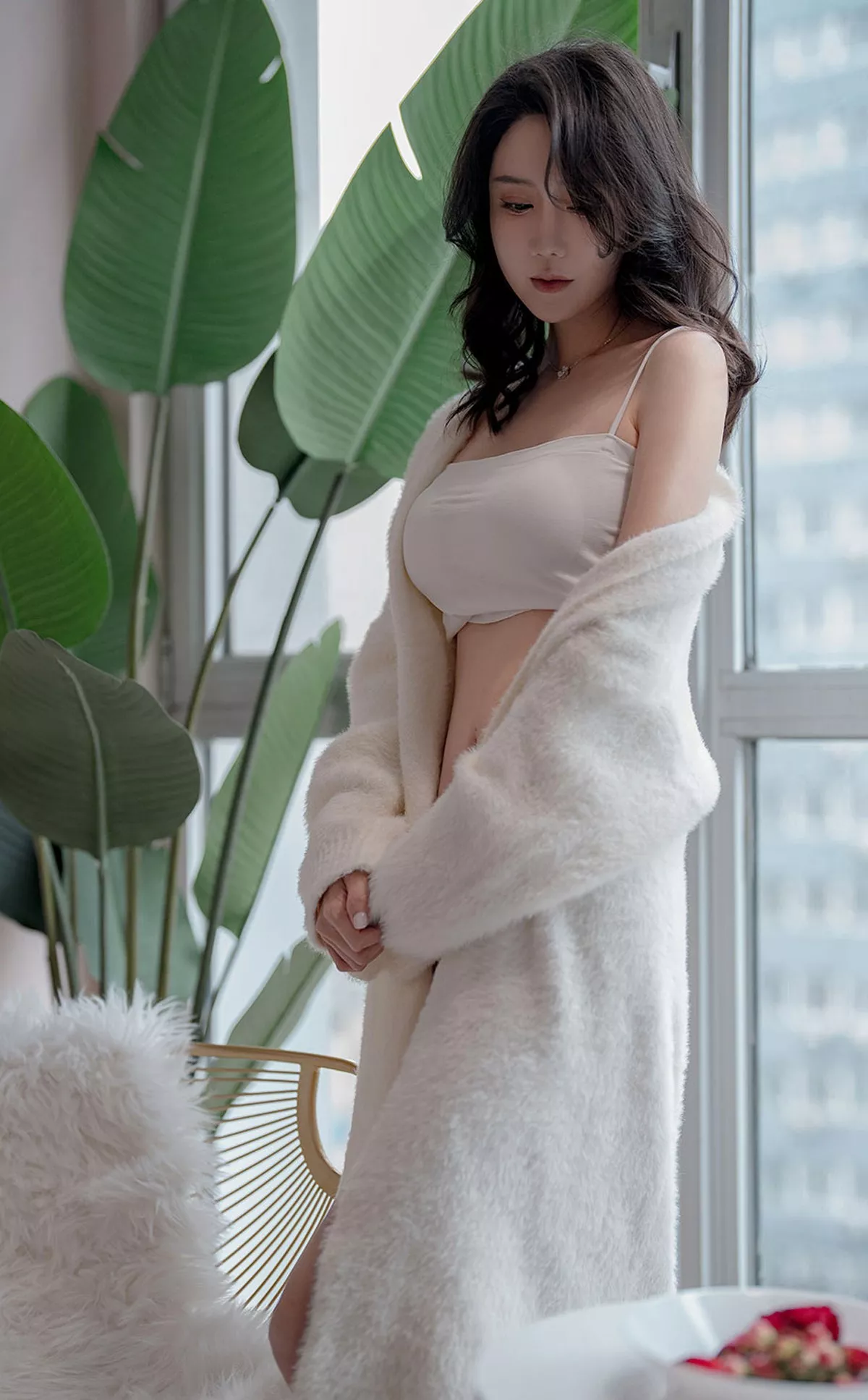 Xgyw.Org_[Ugirls爱尤物]No.2321_模特欣凌私房半脱白色棉绒睡衣露抹胸内衣秀丰满身材诱惑写真35P