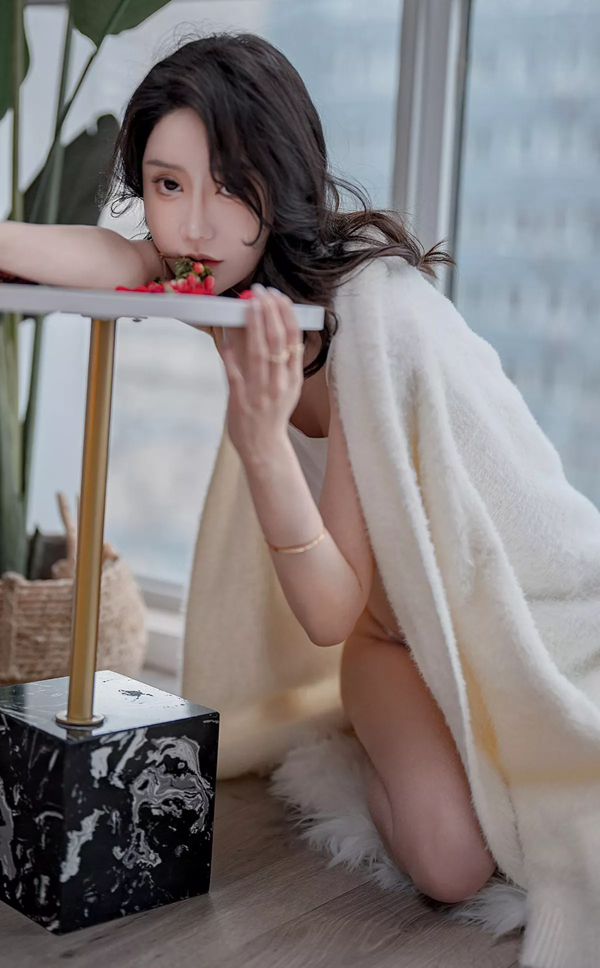 Xgyw.Org_[Ugirls爱尤物]No.2321_模特欣凌私房半脱白色棉绒睡衣露抹胸内衣秀丰满身材诱惑写真35P