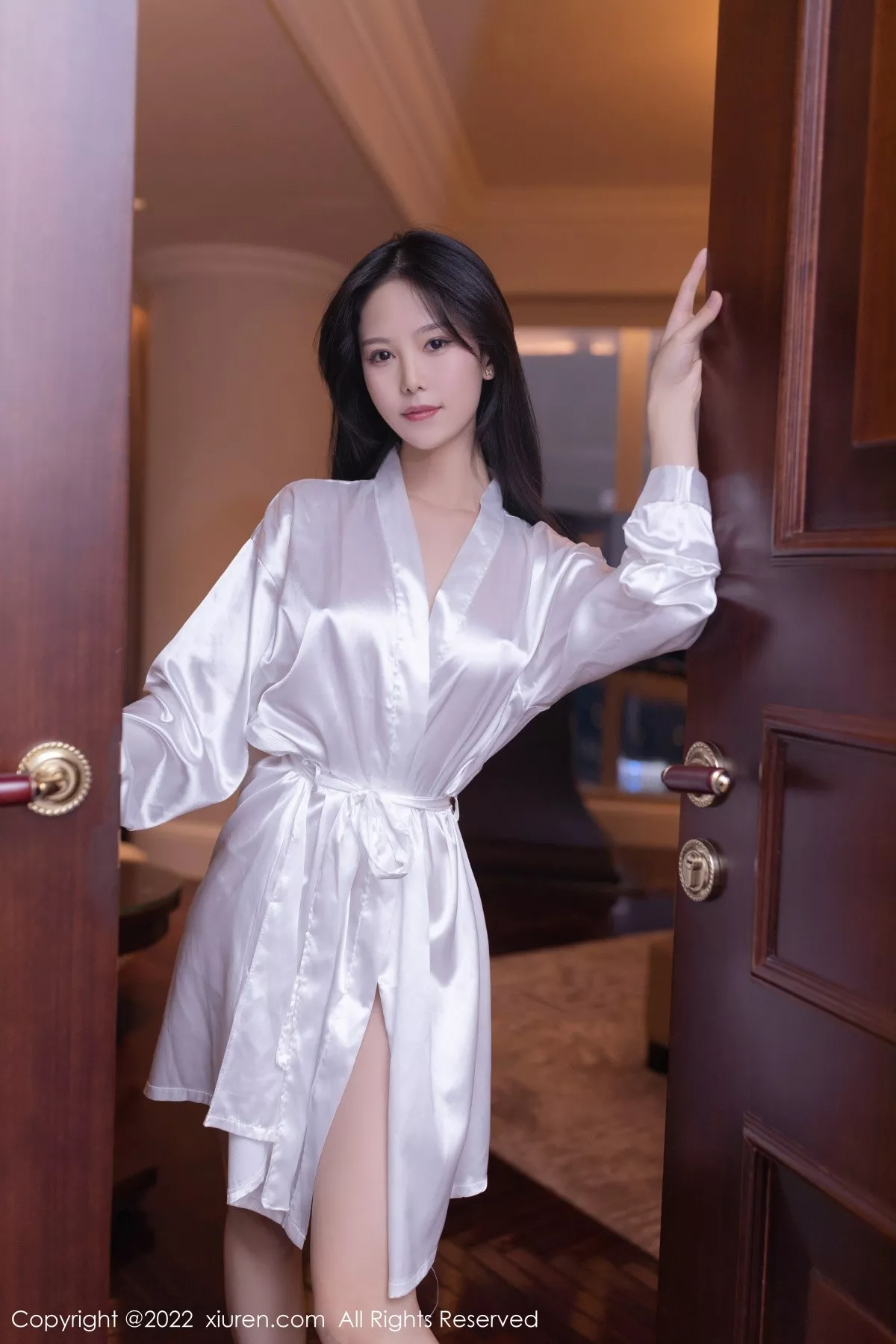 Xgyw.Org_XiuRen第5146期_模特利世室内场景脱白色丝绸睡裙露性感白色内衣迷人诱惑写真63P