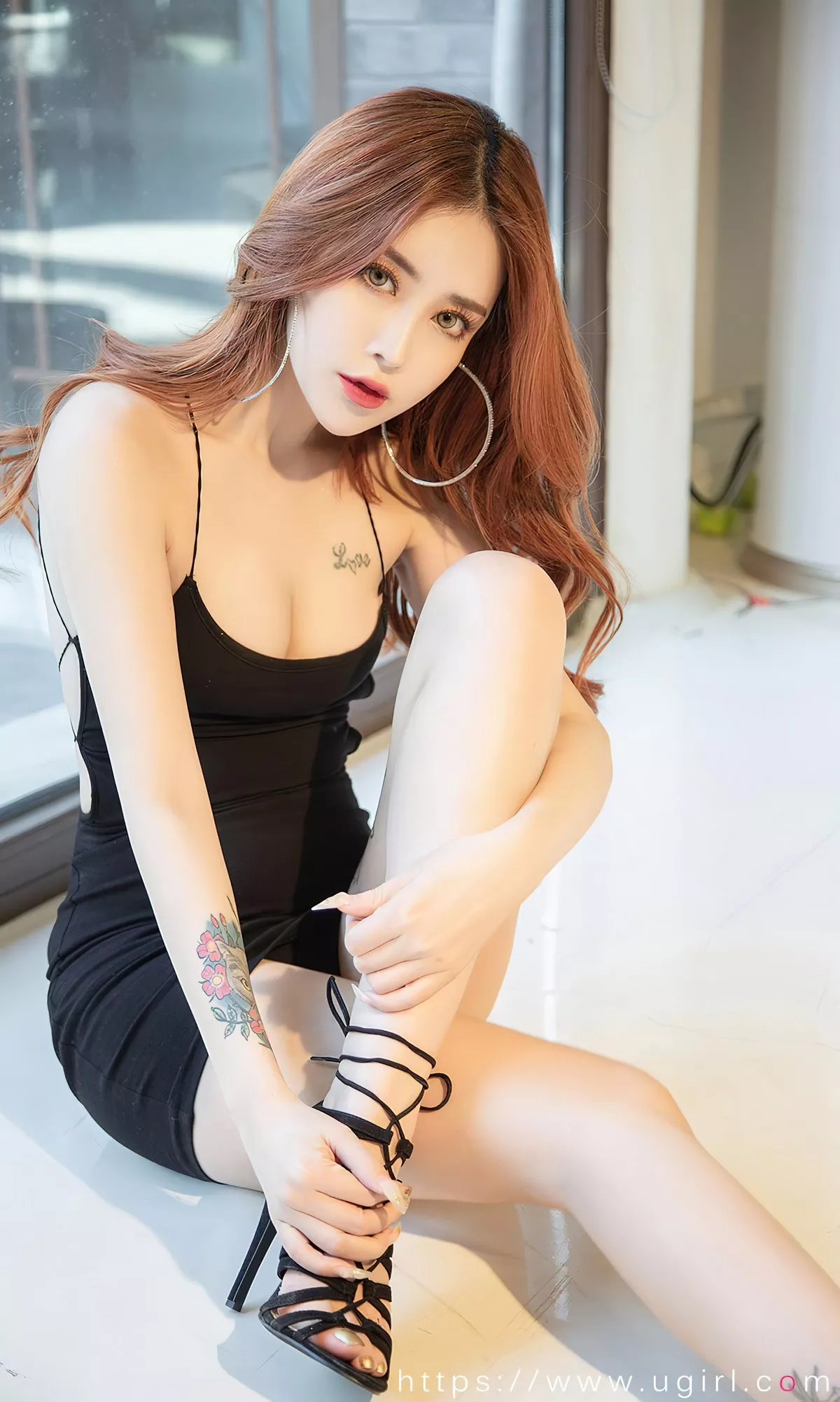 Xgyw.Org_[Ugirls爱尤物]No.2350_模特小玉性感黑色皮质连衣裙+黑色吊裙秀完美身材诱惑写真35P