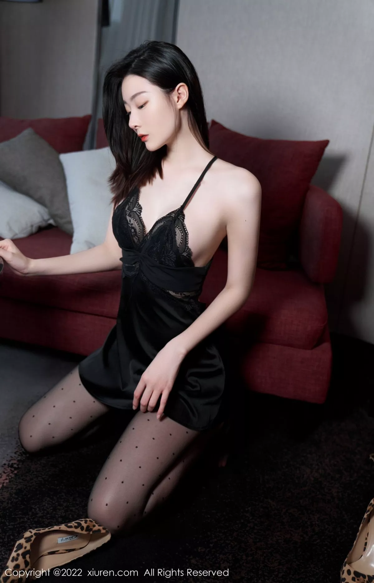 Xgyw.Org_XiuRen第5529期_模特是小逗逗心愿旅拍脱黑色露肩连衣长裙露蕾丝内衣诱惑写真92P