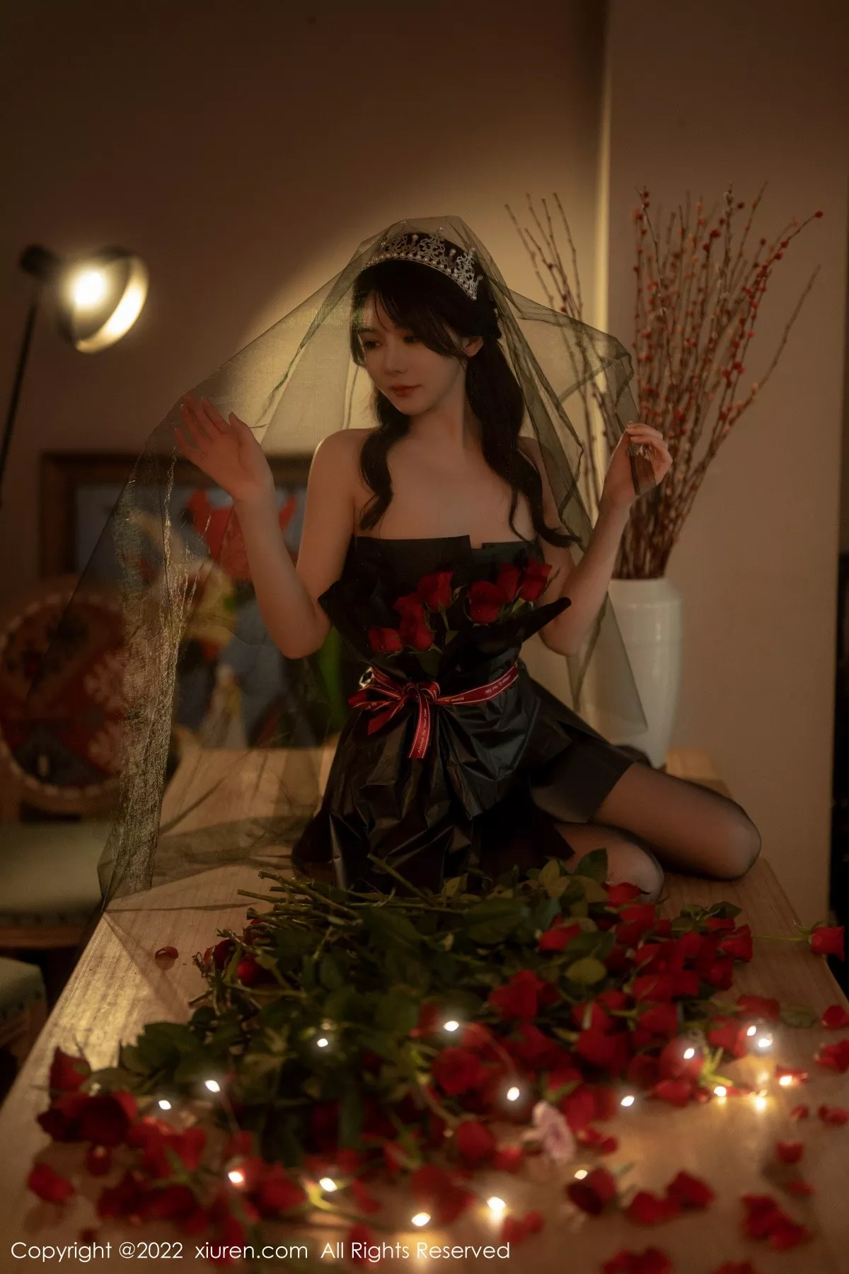 Xgyw.Org_XiuRen第5552期_模特婠婠么私房性感黑色露肩连衣裙配超薄黑丝秀曼妙身材写真74P