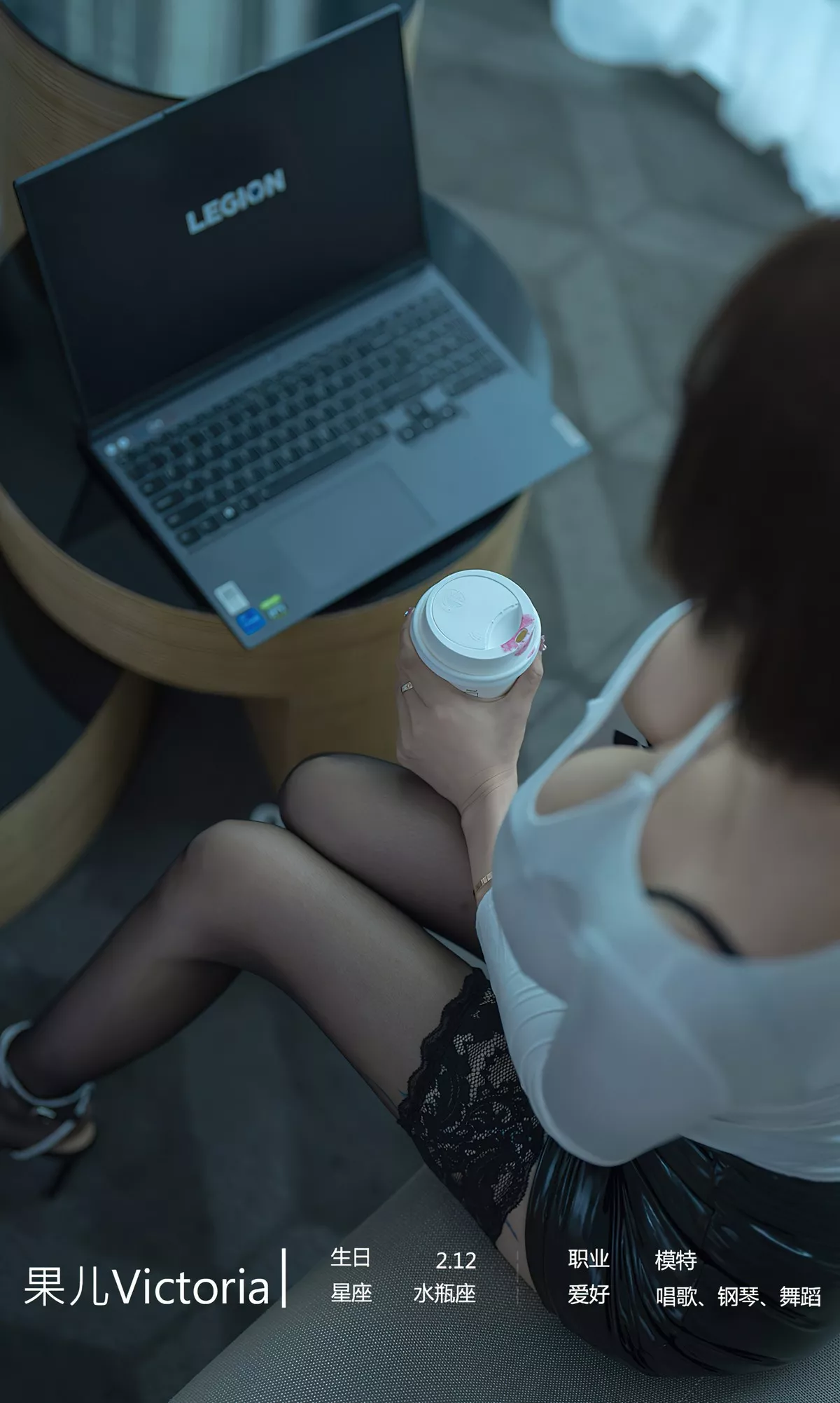 Xgyw.Org_[Ugirls爱尤物]No.2389_模特果儿Victoria私房性感白T配黑短裙半脱露蕾丝内衣诱惑写真35P