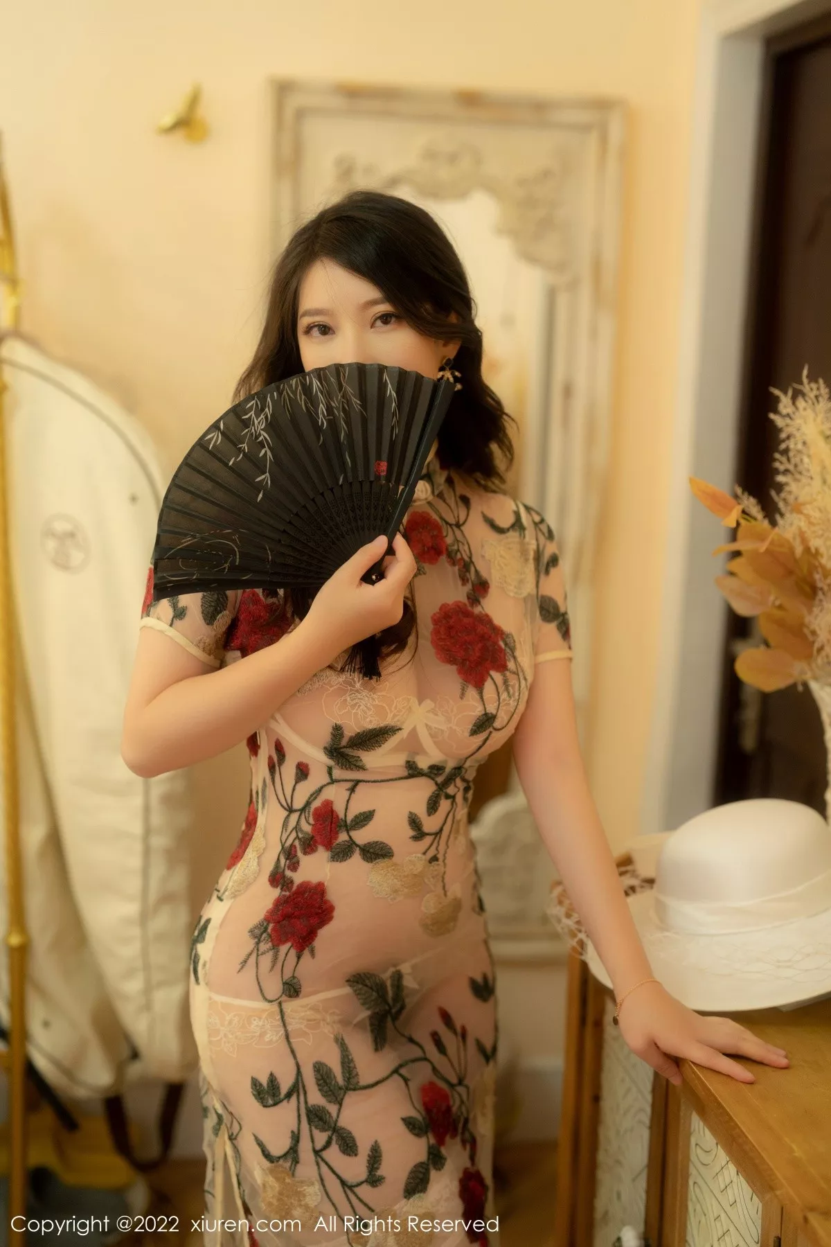 Xgyw.Org_XiuRen第5577期_模特白茹雪私房浅色薄纱旗袍配原色丝袜秀惹火身材诱惑写真56P