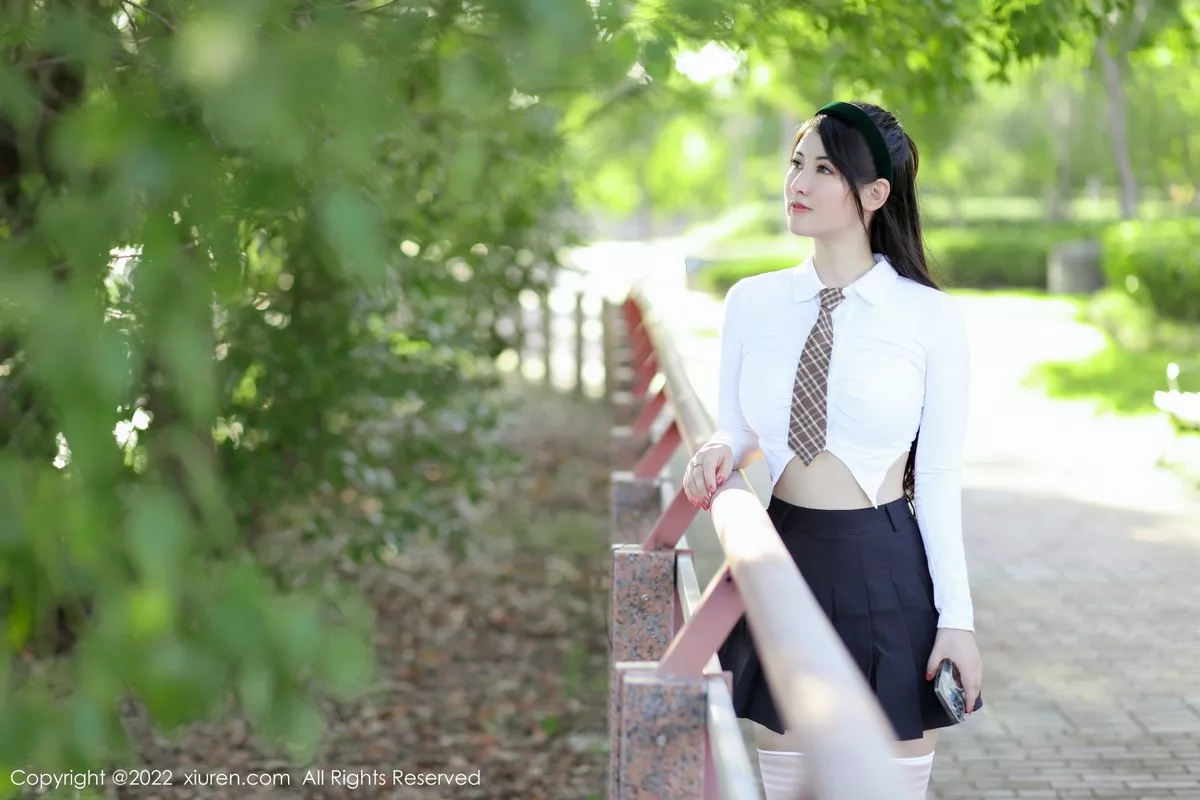 Xgyw.Org_XiuRen第5512期_模特诗诗kiki白色短T配黑短裙半脱露性感白色内衣丰满诱惑写真58P