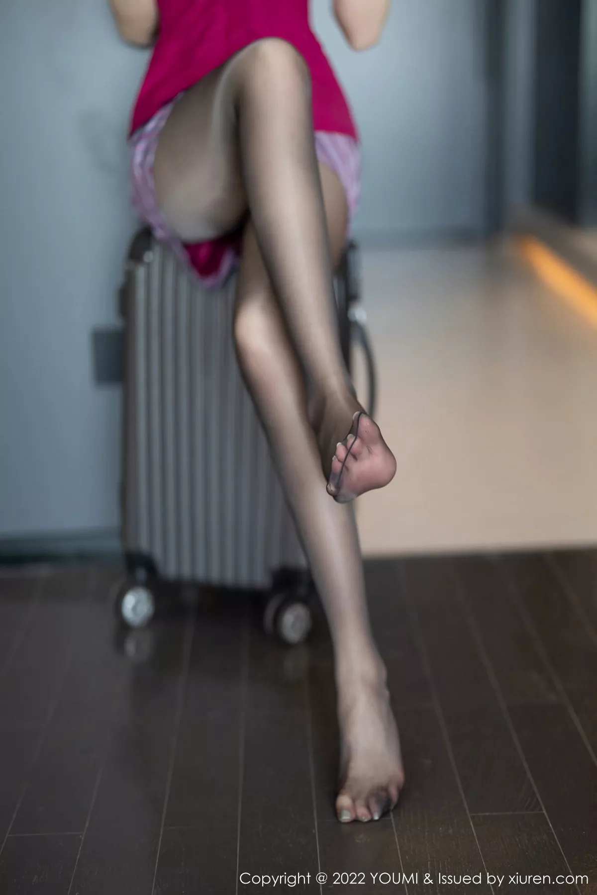 Xgyw.Org_[YouMi尤蜜荟]Vol.850_模特是小逗逗性感红色空姐制服配超薄黑丝秀翘臀美腿诱惑写真77P