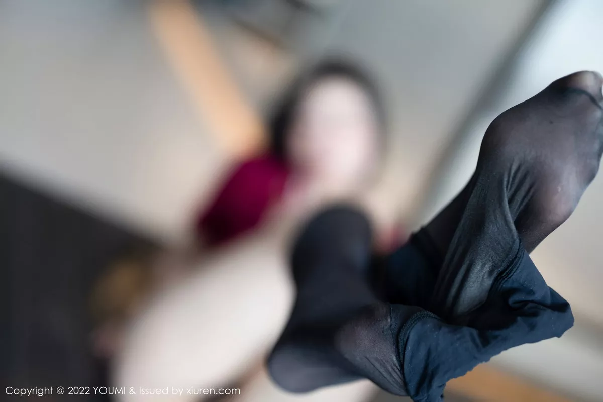 Xgyw.Org_[YouMi尤蜜荟]Vol.850_模特是小逗逗性感红色空姐制服配超薄黑丝秀翘臀美腿诱惑写真77P