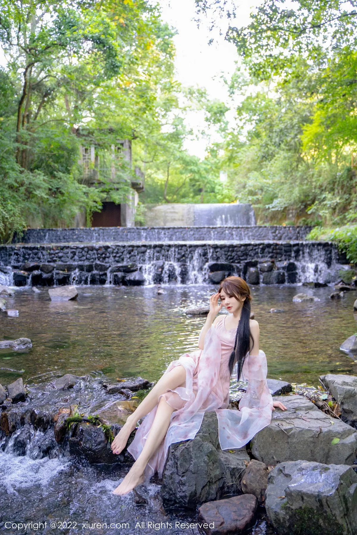 Xgyw.Org_XiuRen第5690期_模特婠婠么户外拍摄性感淡紫色吊带裙秀曼妙身材靓丽迷人写真81P