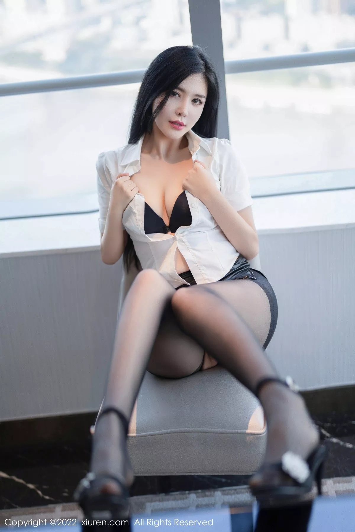 Xgyw.Org_XiuRen第5635期_女神刘钰儿成都旅拍性感白T配黑短裙露开档黑丝极致魅惑写真74P