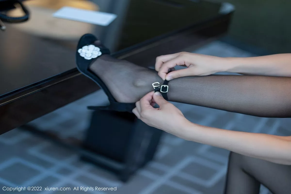 Xgyw.Org_XiuRen第5635期_女神刘钰儿成都旅拍性感白T配黑短裙露开档黑丝极致魅惑写真74P