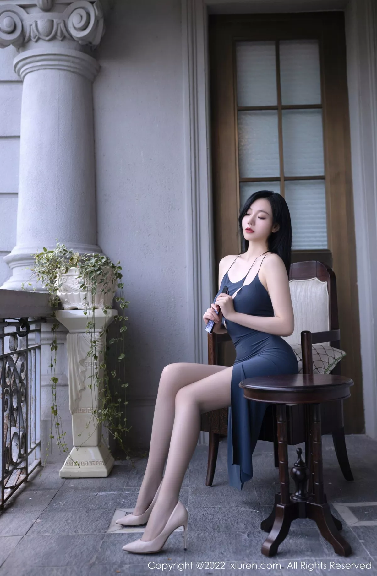 Xgyw.Org_XiuRen第5824期_模特安然anran北京旅拍蓝灰色连衣短裙秀曼妙身姿迷人诱惑写真90P